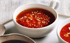 Cuối cùng, thêm ớt, tỏi vào, khuấy đều. Nước mắm đã hoàn thành, giờ thì chấm cùng rau muống luộc nhé!