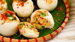 Xếp bánh ra đĩa, cho mỡ hành, tôm cháy, tỏi phi lên trên bánh, ăn kèm bánh với nước mắm chua ngọt và đồ chua. Bánh ít trần có vỏ bánh dẻo dẻo dai bọc bên trong phần tôm thịt đậm đà, bùi béo của đậu xanh, chấm kèm với nước mắm chua chua, ngọt ngọt, tất cả hòa quyện với nhau tạo nên sự độc đáo, lạ miệng và vô cùng hấp dẫn.