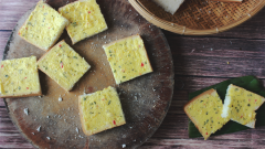 Dùng muỗng hoặc cọ phết hỗn hợp bơ lên 1 mặt của từng miếng sandwich và đem nướng với nhiệt độ 160 độ C trong vòng 15 phút. Quan sát đến khi bánh mì vàng và các nguyên liệu chín giòn là được.