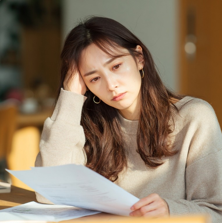 건강검진 결과표를 확인하는 장면