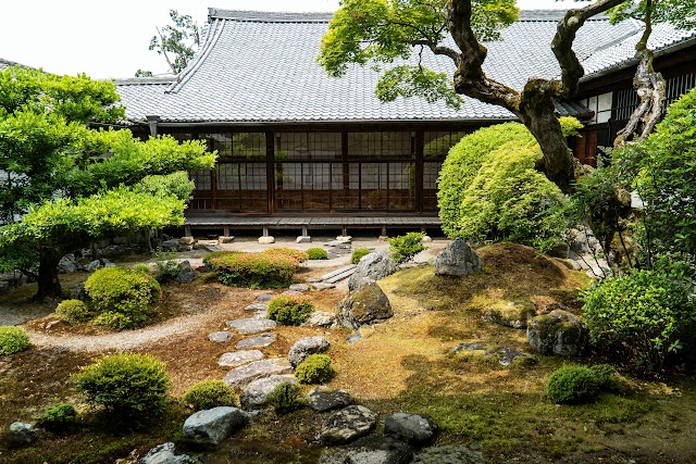How Do You Design a Pitch Deck or Sales Deck for Japanese B2B Buyers? (2026)