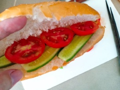 Trình bày : Dùng dao cắt dọc bánh mì, xếp dưa leo và cà chua, rồi đến thịt xào, đồ chua, sau đó chan nước mắm, thêm vài nhánh ngò nếu thích. Vậy là đã có ổ bánh mì thịt ngon lành rồi. Món thịt xào sả ớt ăn nóng với cơm trắng kèm dưa leo, cà chua, rau xanh hoặc ăn với bún cũng ngon không kém nhé. Chúc mọi người có thêm một lựa chọn cho món chay càng thêm thú vị nhé !!