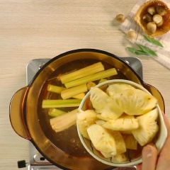 Nước hầm sau khi hầm củ được 30 phút thì vớt bỏ xác, sau đó cho vào 50gr sả cây đập dập cắt khúc, 100gr thơm thái lát, 50gr hành tây nướng vào nồi tiếp tục nấu sôi thêm 15 phút nữa. Sau đó cho tất cả hỗn hợp nấm, bò lát và đậu hủ đã xào vào nồi, cho tiếp tục phần sa tế vào nồi đợi cho sôi.