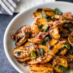 Salad khoai lang nướng là món ăn đơn giản, thanh đạm nhưng vẫn đầy đủ dưỡng chất. Lâu lâu cũng nên thử thay đổi khẩu vị cả nhà bằng tuyệt chiêu món salad mới lạ này nhé!