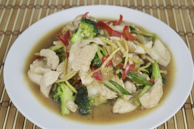 Thịt Gà Xào Bông Cải Cay Thơm