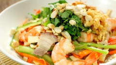 Cho củ hũ dừa, dưa leo, cà rốt và tôm thịt vào chung một tô, rưới nước mắm lên trên rồi trộn đều tất cả. Khi trộn nhớ nhẹ tay đừng bóp các loại rau củ sẽ khiến gỏi chảy nước. Cuối cùng cho thêm rau răm cắt nhỏ, đậu phộng rang, hành phi, tỏi phi lên trên rồi trộn nhẹ lần nữa và thưởng thức.