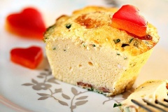 Bạn nào thích bày biện hoàn hảo thì có thể thái cà chua hoặc ớt chuông thành từng miếng dày dặn, rồi dùng khuôn trái tim dập lên là có ngay những trái tim đỏ chót xinh xắn như thế này. Nhìn ngon thế này thì các bạn lười ăn cũng chả cưỡng lại được đâu.