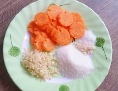 Cà rốt thái miếng vuông, hoặc tỉa hoa dày 0.5 cm. Hành tím băm nhỏ. Ếch làm sạch, lột da, chặt riêng phần đùi ếch. Ứớp thịt ếch với sả băm nhỏ, 1/2 muỗng cà phê muối, 1 muỗng canh đường, 1 muỗng cà phê hạt nêm, 1 muỗng cà phê bột ngọt và 2 muỗng cà phê sa tế rồi để khoảng 15 phút cho ngấm.