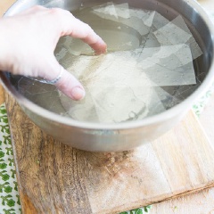 Cho gelatine vào tô nước ngâm cho mềm. Trong 1 tô khác cho kem phô mai, 100gr đường trắng vào đánh mịn.