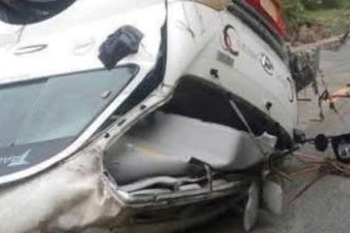 Lũ lên bất ngờ, xe khách bị vò nát, cuốn trôi gần 100 m - Báo Người Lao Động