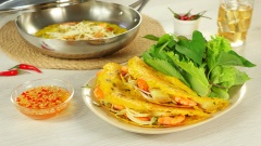 Gắp bánh ra đĩa, trình bày món bánh xèo với xà lách, rau cải xanh, rau thơm, đồ chua, chấm kèm nước mắm chua ngọt và thưởng thức ngay khi còn nóng. Bánh xèo sau khi rán xong có màu vàng đẹp mắt. Khi ăn ngon giòn rụm hòa quyện cùng vị thơm của thịt tôm khiến bạn ăn hoài không chán.