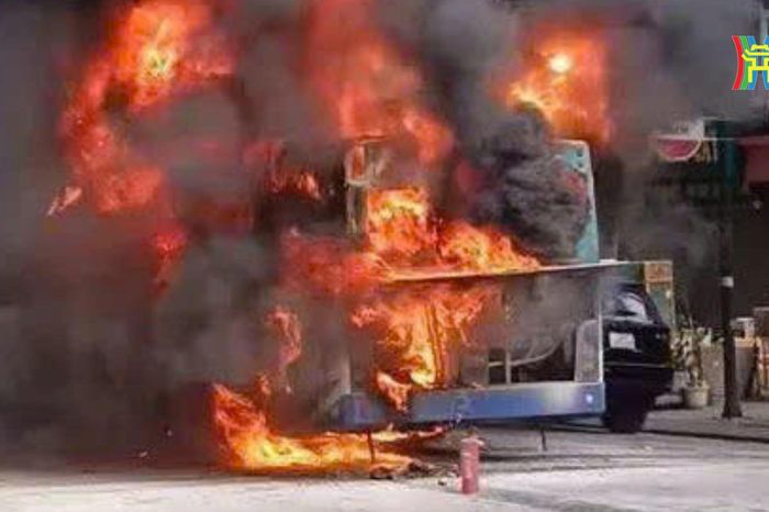 Xe buýt bất ngờ bốc cháy khi đang lưu thông trên phố - Đài Phát thanh và truyền hình Hà Nội