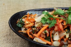 Gỏi tôm khô củ kiệu với cách làm nhanh chóng, mùi vị chua cay mặn ngọt có đủ, sẽ là một món nhắm rất ngon trong dịp tết cổ truyền.