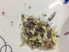 Rửa sạch các nguyên liệu (thịt bò, cải xanh) để tráo nước. Thái mỏng thịt bò. Cắt cải xanh thành đoạn vừa ăn. Băm nhỏ củ hành tím và tỏi