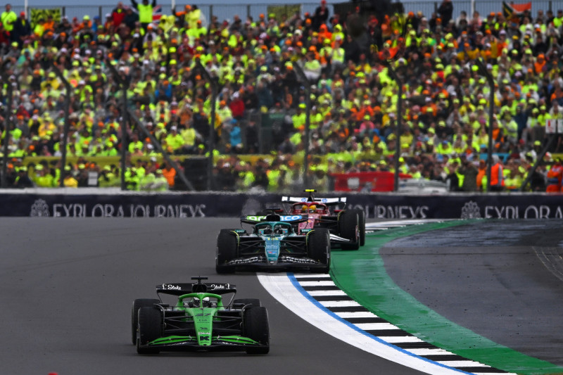 Lando Norris e Liam Lawson discutono a Singapore