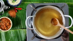 Nấu nước mắm bánh bèo miền Trung: Nước mắm chan bánh bèo cũng đặc biệt hơn các nước chấm khác vì lấy nước dừa tươi để nấu nhằm tạo vị ngọt thơm. Cho vào chảo 400ml nước dừa tươi, 50ml nước mắm và 50gr đường rồi nấu đến khi sôi. Khi ăn cho vài lát ớt tươi vào cùng.