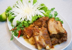 Sườn xào chua ngọt béo ngon với thịt sườn săn béo, ngấm đều gia vị đậm đà chua chua, ngọt ngọt, béo thơm hấp dẫn. Có thể ăn với cơm hay ăn chơi tùy thích.
