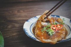 Cá diêu hồng sốt me ăn cùng với cơm trắng là thích hợp nhất. Cái giòn tan của cá chiên quyện cùng sốt me chua chua, ngọt ngọt làm mất đi mùi tanh của cá mà lại kích thích vị giác. Có thể nói đây là công thức ngon, nhanh, đơn giản dành cho những bạn không có nhiều thời gian chuẩn bị cơm gia đình. Món này cũng hợp làm đồ nhắm cho đấng mày râu vào dịp cuối tuần nữa đấy.