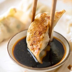 Thưởng thức thôi nào. Chỉ cần cắn thử một miếng sẽ bạn sẽ cảm nhận ngay được cái ngọt tự nhiên của cải thảo và hẹ nhấn nhá trong nhân thịt đậm đà rất hấp dẫn.