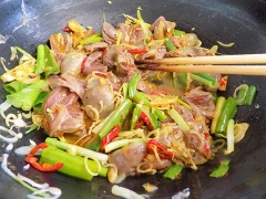 Bắc chảo lên bếp, cho vào 1 muỗng canh dầu, chờ dầu nóng cho tỏi và sả vào xào thơm. Sau đó cho tim gà vào xào 3-4 phút. Tiếp đến cho hết gia vị vào đảo đều, đậy nắp, đun lửa thấp, rim từ 4-5 phút. Cuối cùng dùng đũa đảo đều cho tim gà ngấm gia vị và chín. Cho hết ớt, hành lá và ngò vào xào chung vài phút, nêm nếm lại cho vừa ăn là tắt bếp.