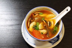 Múc canh ra tô dùng nóng. Khác với loại canh chua ngọt của miền Tây, canh chua Tom Yum Goong Thái có vị chua chua, cay cay rất đặc trưng. Bạn có thể chan ăn cùng cơm hoặc xem như lẩu Tom Yum ăn cùng bún tươi rau sống rất tuyệt.