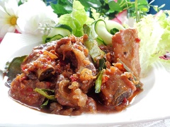 Sườn sốt lá chanh với những miếng sườn có thịt dai béo, thơm ngon, cùng hỗn hợp sốt đậm đà, mặn ngọt, thơm mùi lá chanh đặc trưng hấp dẫn. Có thể làm món ăn chống ngán hiệu quả cho cả nhà.
