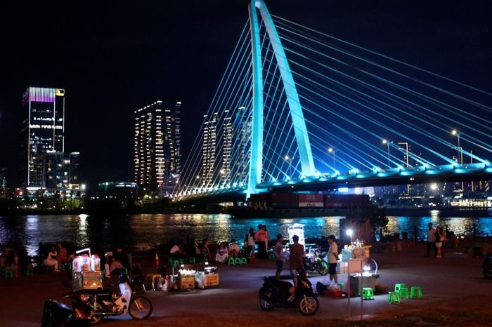 Người dân ngán ngẩm cảnh hàng rong, rác thải bủa vây ven bờ sông Sài Gòn - Báo VietnamNet
