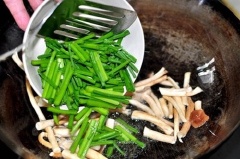 Đun nóng 2 muỗng canh dầu ăn, trút bông hẹ và nấm vào xào vừa chín tới. Trút ra đĩa sâu lòng. Bạn có thể xào không hoặc nêm thêm chút muối để tăng thêm hương vị.