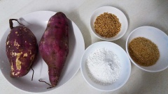 Gọt vỏ khoai lang, bỏ hai đầu, xắt miếng, ngâm nước muối khoảng 10 phút rửa sạch lại rồi đem hấp chín. Chín thì cho ra và tán nhuyễn.