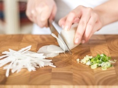 Củ cải trắng gọt vỏ, rửa sạch, thái sợi. Hành lá rửa sạch, thái nhỏ. Làm thịt viên: Cho thịt heo bằm, hành lá băm nhuyễn, nước tương, muối, đường, bột bắp, lòng trắng trứng gà, dầu mè vào một cái bát.