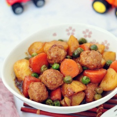 Những ngày bận rộn, chị em có thể làm ngay công thức Thịt viên om rau củ đậm đà, thơm ngon với khoai bùi bùi, cà rốt ngọt mát ăn kèm thịt làm rồi thật tuyệt nha.