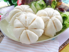 Bánh bao trứng muối béo thơm với vỏ bánh nở xốp, bao lấy nhân thịt, nấm béo thơm, đặc biệt lòng đỏ trứng muối bùi béo hấp dẫn. Hứa hẹn mang lại bữa sáng ngon miệng và đơn giản cho cả nhà. Có thể mang theo rất tiện lợi luôn nhé!