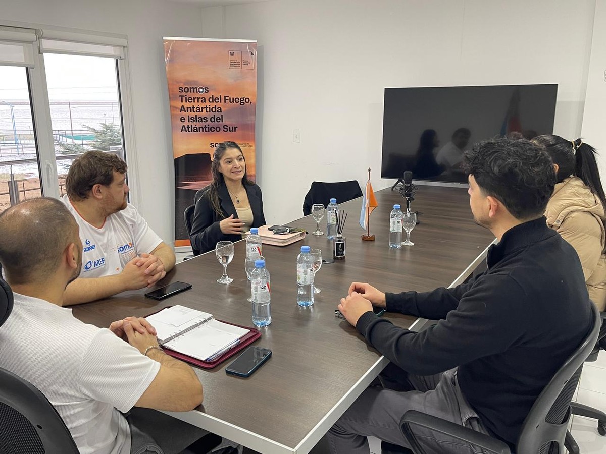 Gobierno se reunió con la nueva comisión de la federación de hockey de tierra del fuego para diagramar actividades