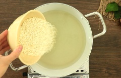 Cách nấu cháo: Cho vào nồi 2 lít nước, cho xương lươn vào cùng 1 muỗng cà phê muối, hầm 30 phút lấy nước ngọt rồi vớt xương lươn ra. Cho gạo đã rang vào nấu lửa nhỏ khoảng 30 phút đến khi cháo mềm, nêm gia vị với 1 muỗng cà phê muối, 3 muỗng cà phê hạt nêm, khuấy đều.