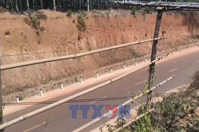 Nhà dân nằm cheo leo bên mép vực sau khi hạ cốt nền đường - Báo VietnamPlus