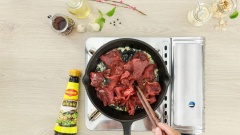 Làm nóng chảo, cho vào 30ml dầu ăn sau đó thêm 5gr tỏi băm vào phi thơm. Tiếp theo cho thịt bò đã ướp vào xào vừa chín tới rồi tắt bếp.