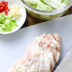 Thịt ức gà rửa sạch, để ráo nước, cắt miếng nhỏ vừa ăn. Đun sôi nồi nước, cho ức gà vào luộc và hạ nhỏ lửa, nấu trong vài phút cho đến khi gà chín thì vớt ra để nguội một chút rồi dùng tay xé nhỏ.