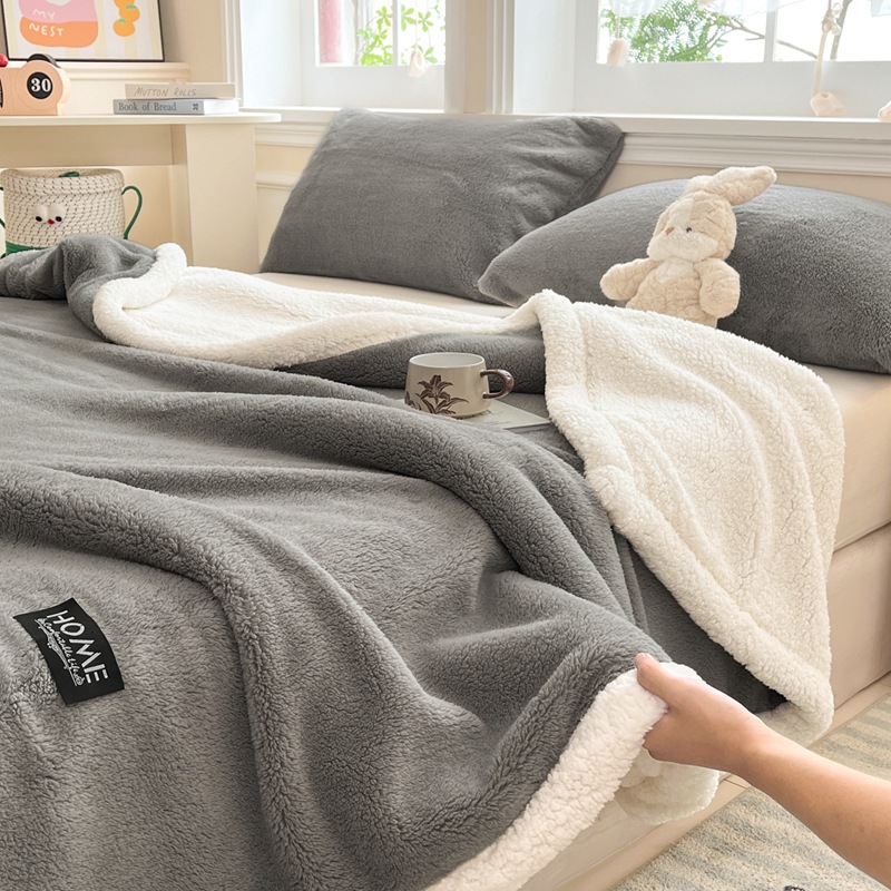Double-layered warming cozy blanket with lamb fleece look