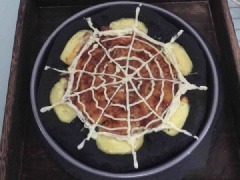 Bánh sau khi nướng chín, dùng sốt mayonnaise trang trí hình mạng nhện, Trái ô liu trang trí hình con nhện nữa là hoàn tất.