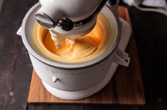 Đem bát này vào máy đánh kem để trộn một lần nữa. Bạn hãy thao tác giống với hướng dẫn sử dụng trên máy. Bước này có thể mất đến khoảng 15 phút. Cho kem vào hộp và để vào tủ lạnh cho đông cứng. Khi đó có thể đem ra và thưởng thức.