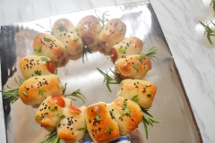 Sau khi nướng chín để nguội vài phút rồi đặt lên đế và trang trí. Món bánh pizza vòng đặc trưng cho ngày lễ giáng sinh thật đẹp đúng không nào?