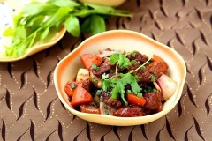 Múc bò nấu bia ra chén sâu lòng, rắc chút tiêu, điểm hành lá cắt nhỏ và ngò rí cho đẹp mắt.
