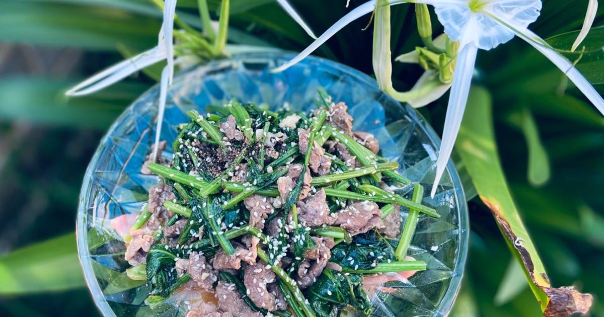 Thịt bò xào cải bó xôi topping mè trắng