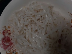 Phở tươi thì các bạn dùng luôn, còn phở khô thì phải trụng qua nước sôi cho mềm (có thể dùng bún, mì, hủ tiếu thay cho phở)