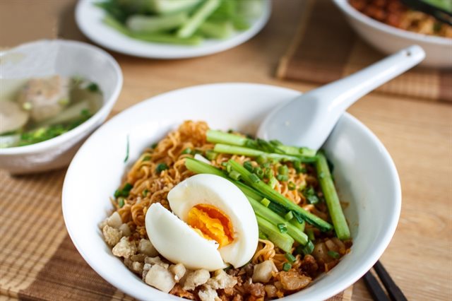 Mì Trộn Trứng Lòng Đào