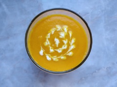 Soup sau khi chín mịn, nêm vào 30g đường cho vừa miệng. Rót soup ra ly, trang trí thêm ít kem sữa tươi, bánh ngọt, húng lũi cho đẹp mắt là có thể dùng nhé!