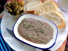 Pate gan gà thơm ngon có thể phết ăn cùng với bánh mì nướng, ăn kèm với dưa chua là ngon nhất. Hãy tranh thủ làm ngay mẻ pate để dành dùng dần nhé!
