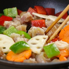 Bắc chảo lên bếp, dầu nóng cho 10gr tỏi băm và 10gr gừng băm vào phi vàng. Vặn lửa lớn, tiếp tục thêm gân bò, củ sen, cà rốt và ớt chuông vào, đảo đều 2 phút.