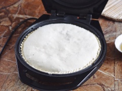 Đặt bánh thì là vào bếp nướng điện đã phết dầu ăn đều 2 mặt bếp, đậy bếp lại. Bật bếp làm bánh thì là nướng ở nhiệt độ trung bình trong khoảng 5-10 phút (tùy thuộc từng loại bếp.)