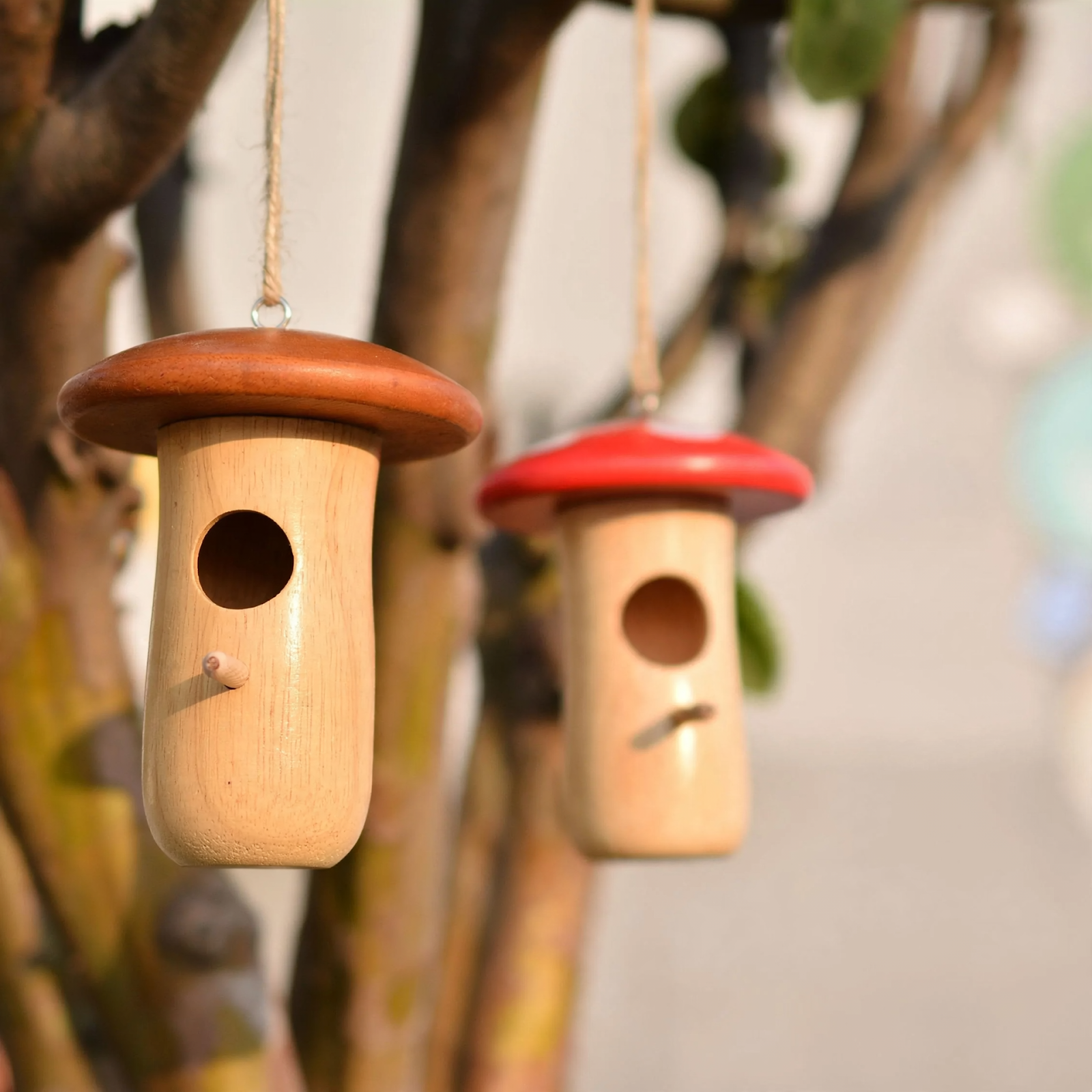 Dekoratives Mini-Vogelhaus aus Holz zum Aufhängen